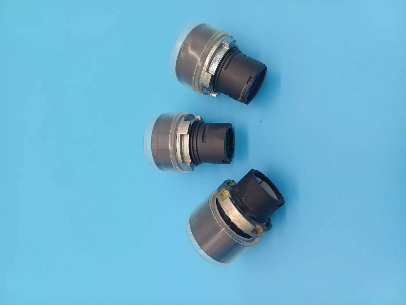 Bouton poussoir capuchonné