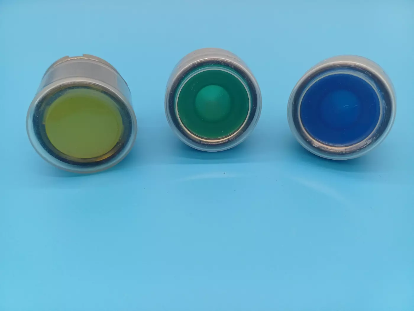 Bouton poussoir capuchonné