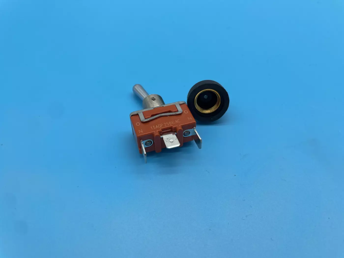 Interrupteur à levier 2 positions accrochage + bouchon de protection