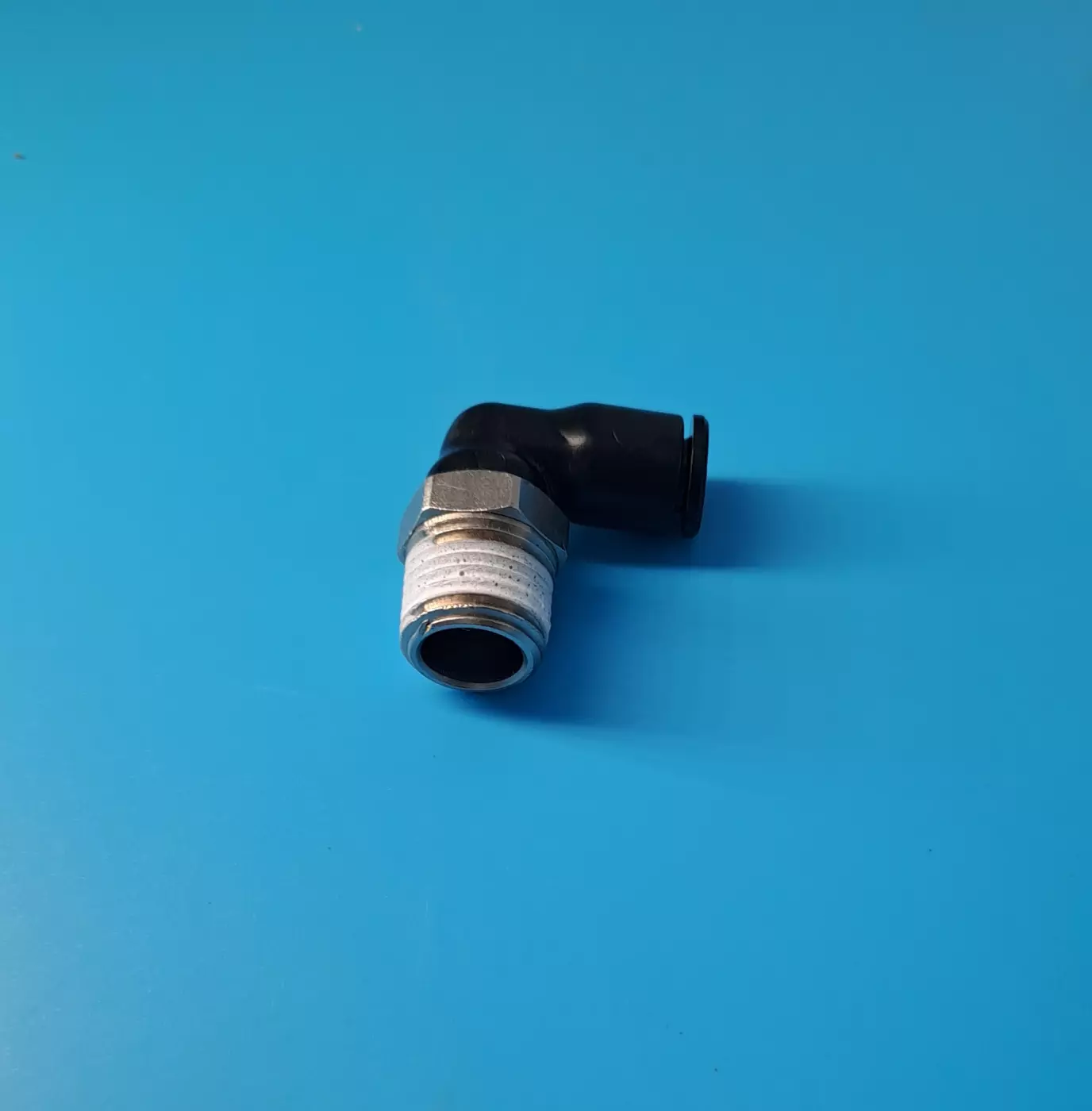 Raccord  pneumatique coudé instantané techno polymère mâle orientable BSP conique T8-R3/8"