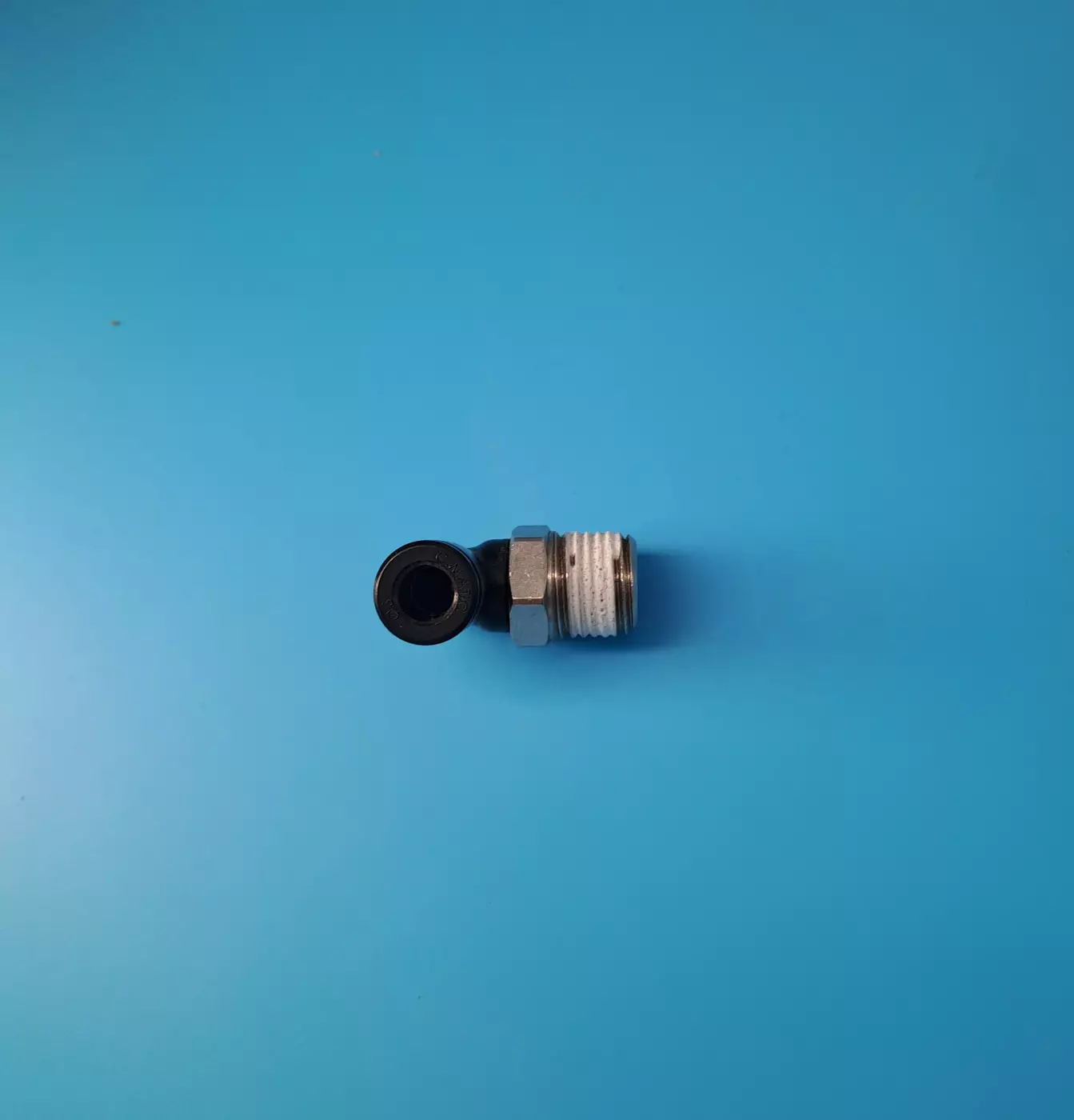 Raccord  pneumatique coudé instantané techno polymère mâle orientable BSP conique T8-R3/8"