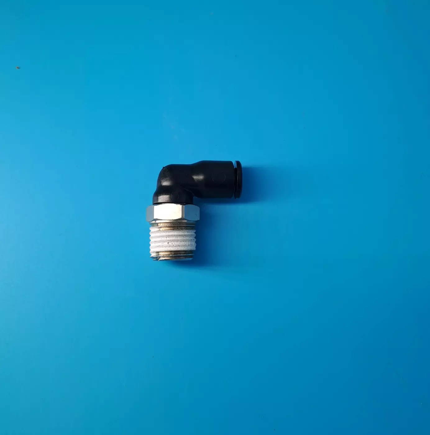 Raccord  pneumatique coudé instantané techno polymère mâle orientable BSP conique T8-R3/8"